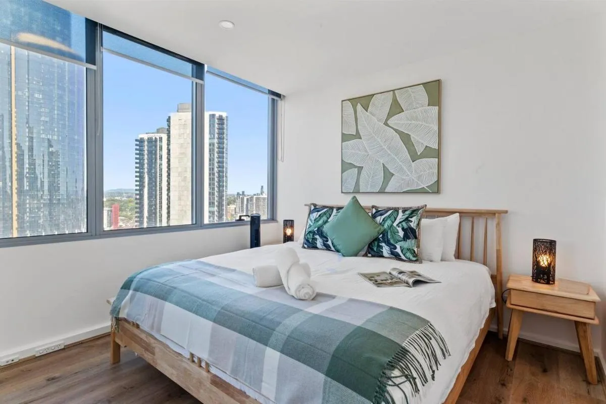 ‘Mainpoint 25th’ Sky-high and Central with Pool — 2