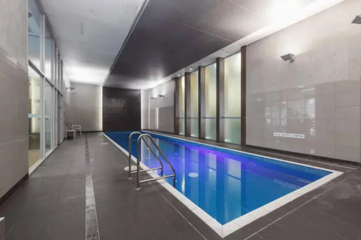 ‘Mainpoint 25th’ Sky-high and Central with Pool — 4