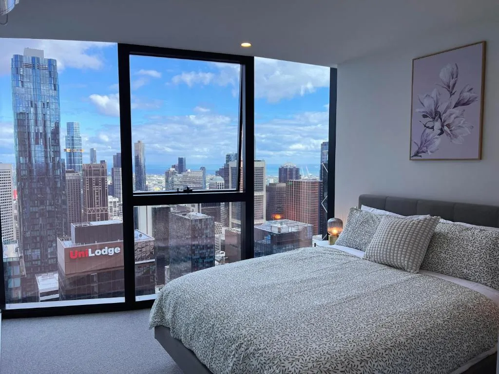 Melbourne CBD 2B2B1S with City & Sea Views