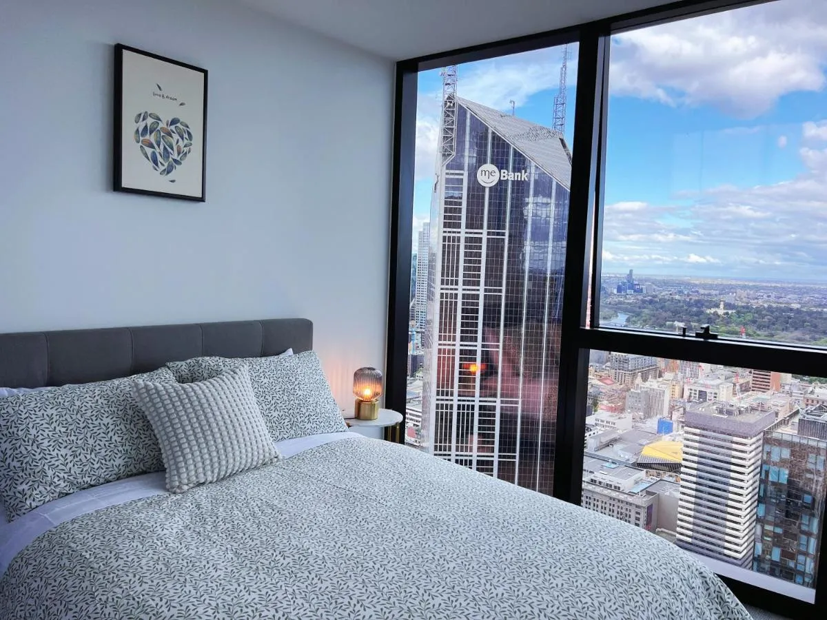 Melbourne CBD 2B2B1S with City & Sea Views — 2