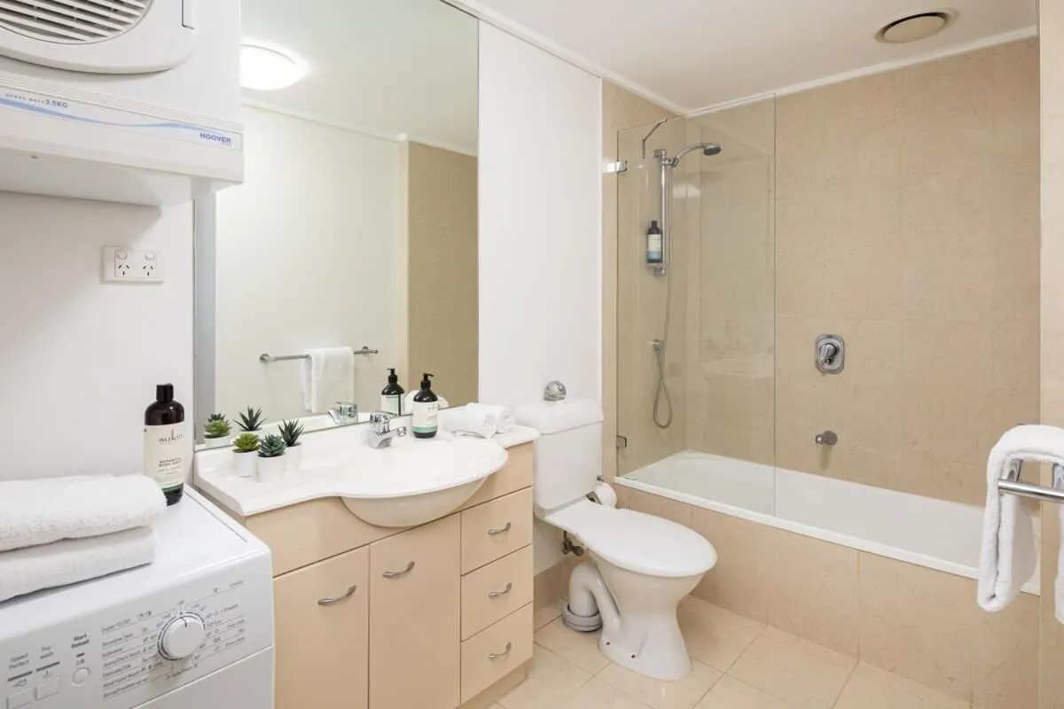Melbourne CBD Apt With A C Balcony & Pool — 3