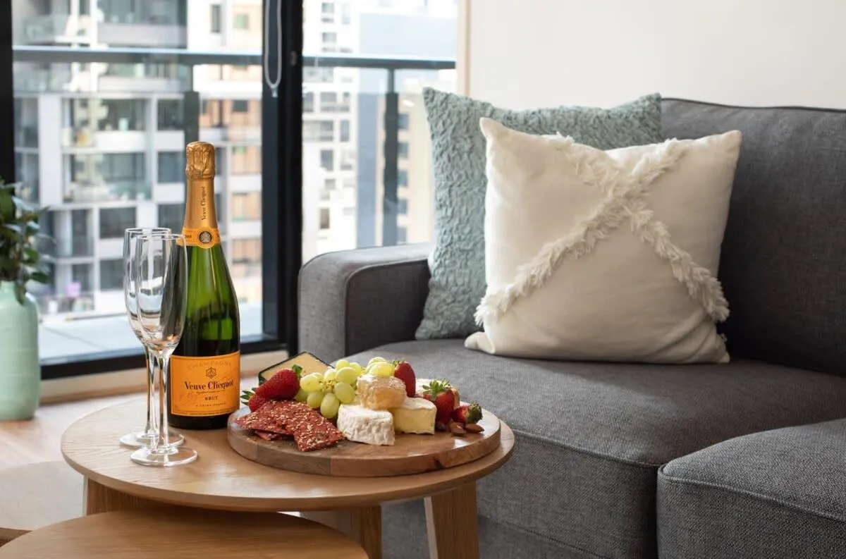 Melbourne CBD Apt With A C Balcony & Pool — 5