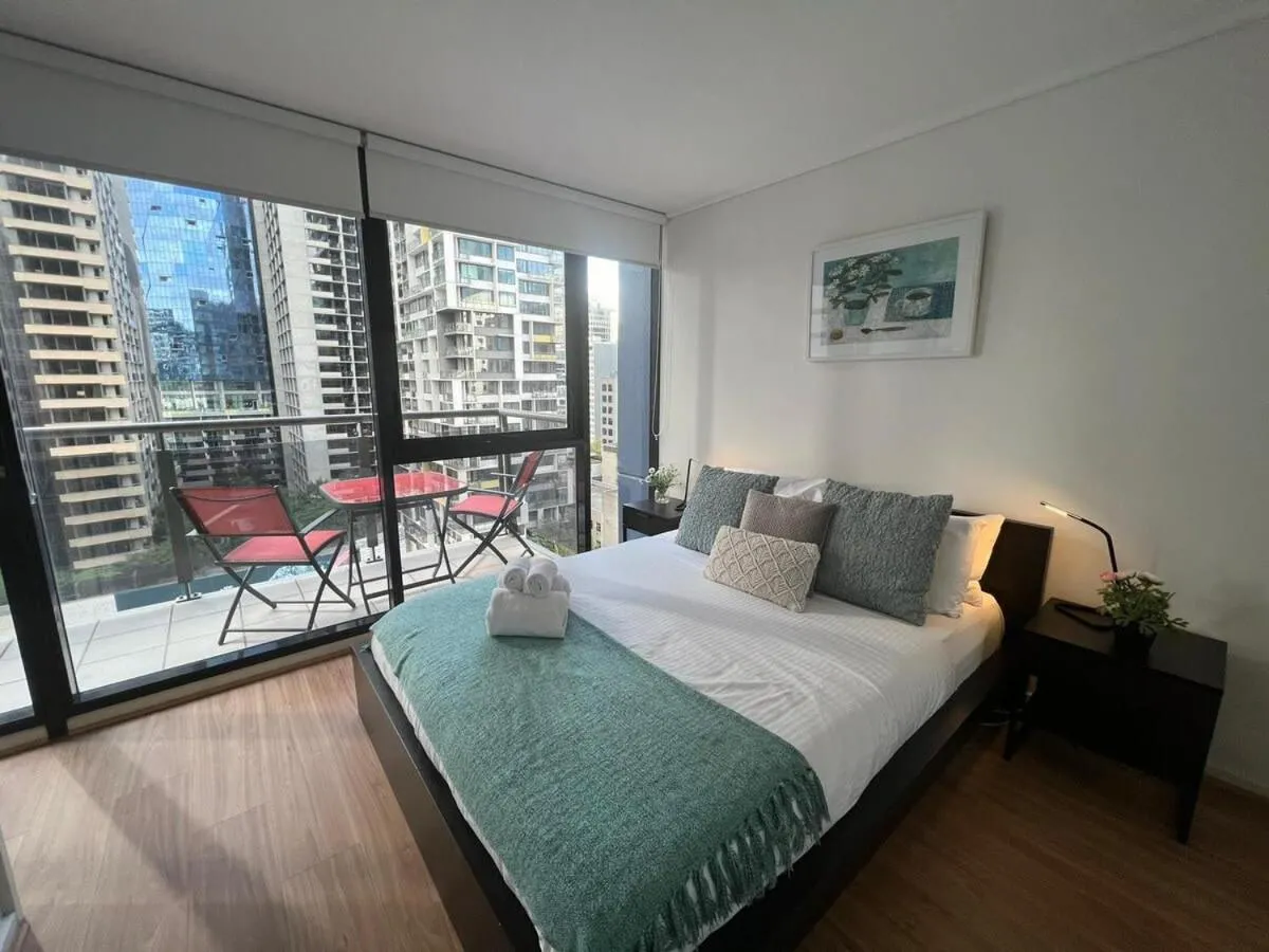 Melbourne CBD Apt With A C Balcony & Pool — 2