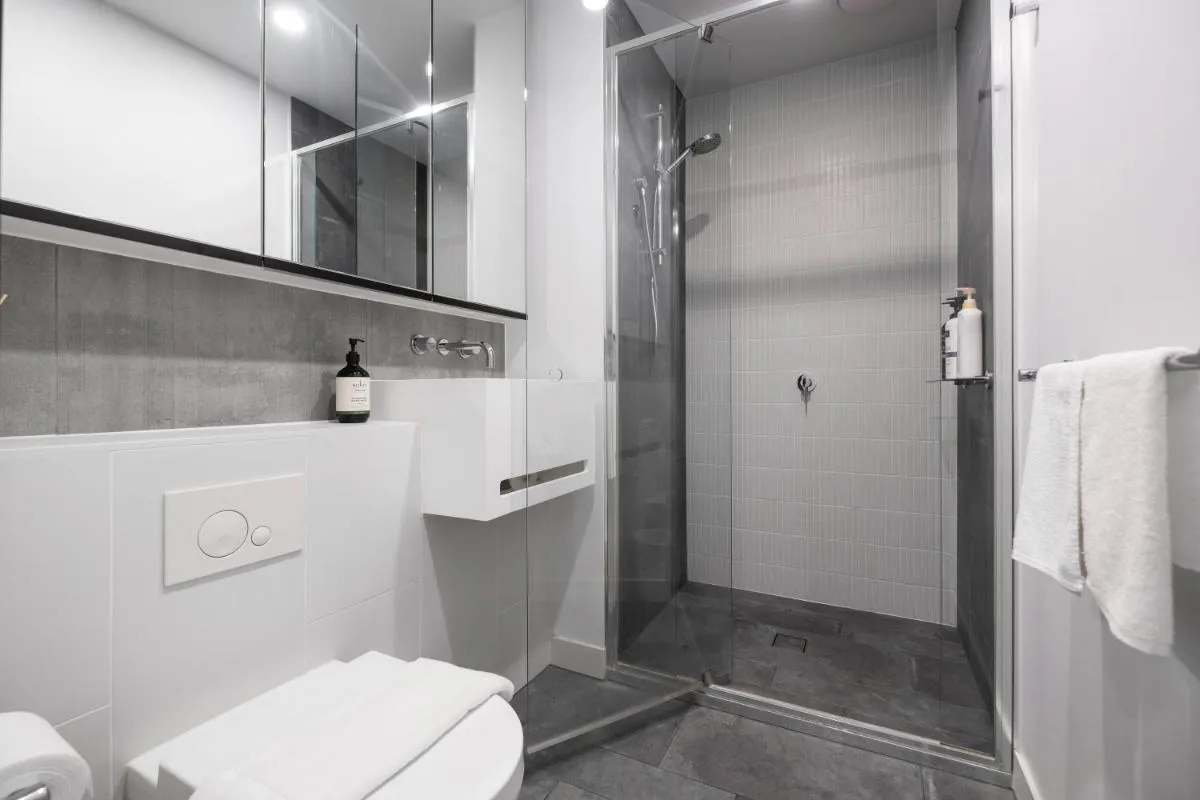 Melbourne Cbd 2br Apt With Pool Gym — 3