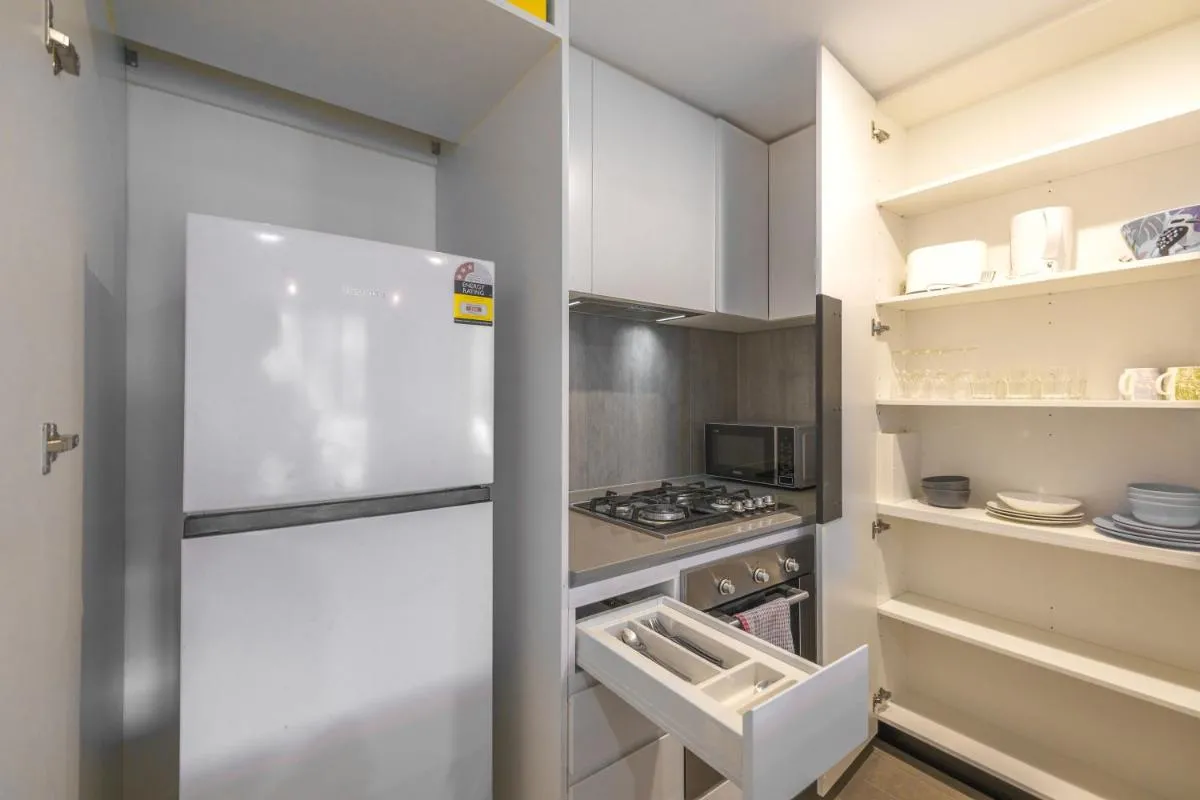 Melbourne Cbd 2br Apt With Pool Gym — 5