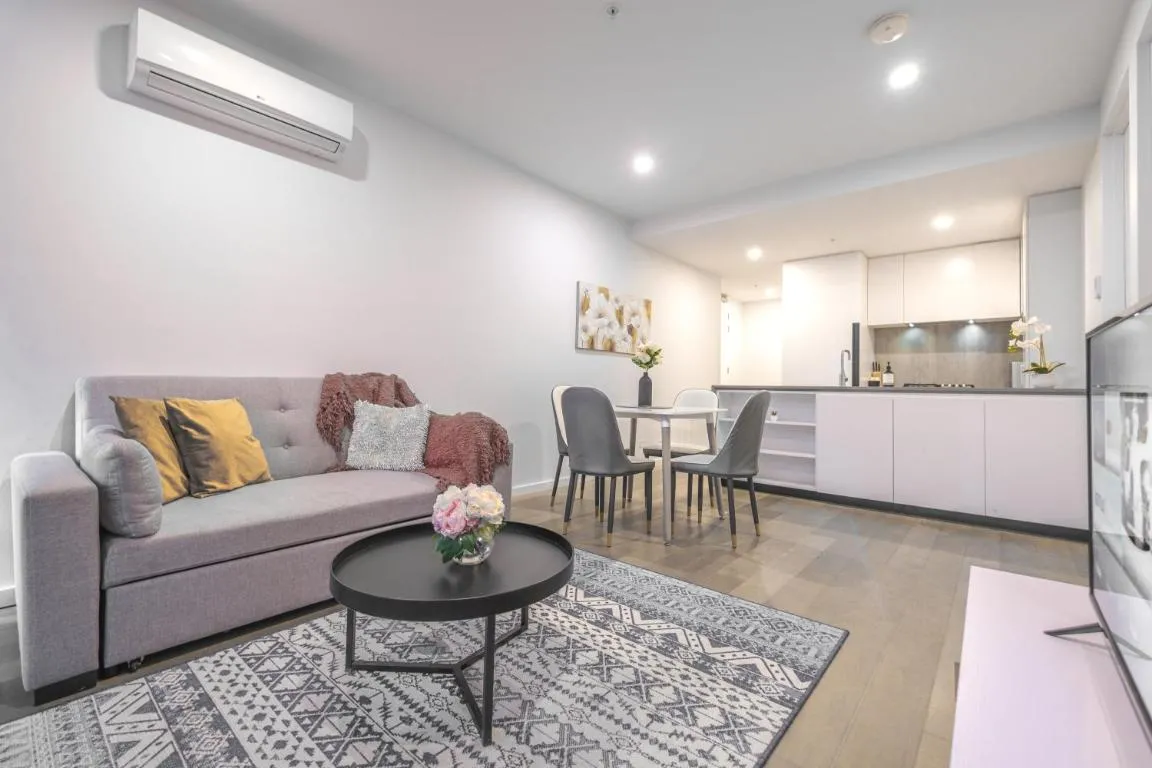 Melbourne Cbd 2br Apt With Pool Gym