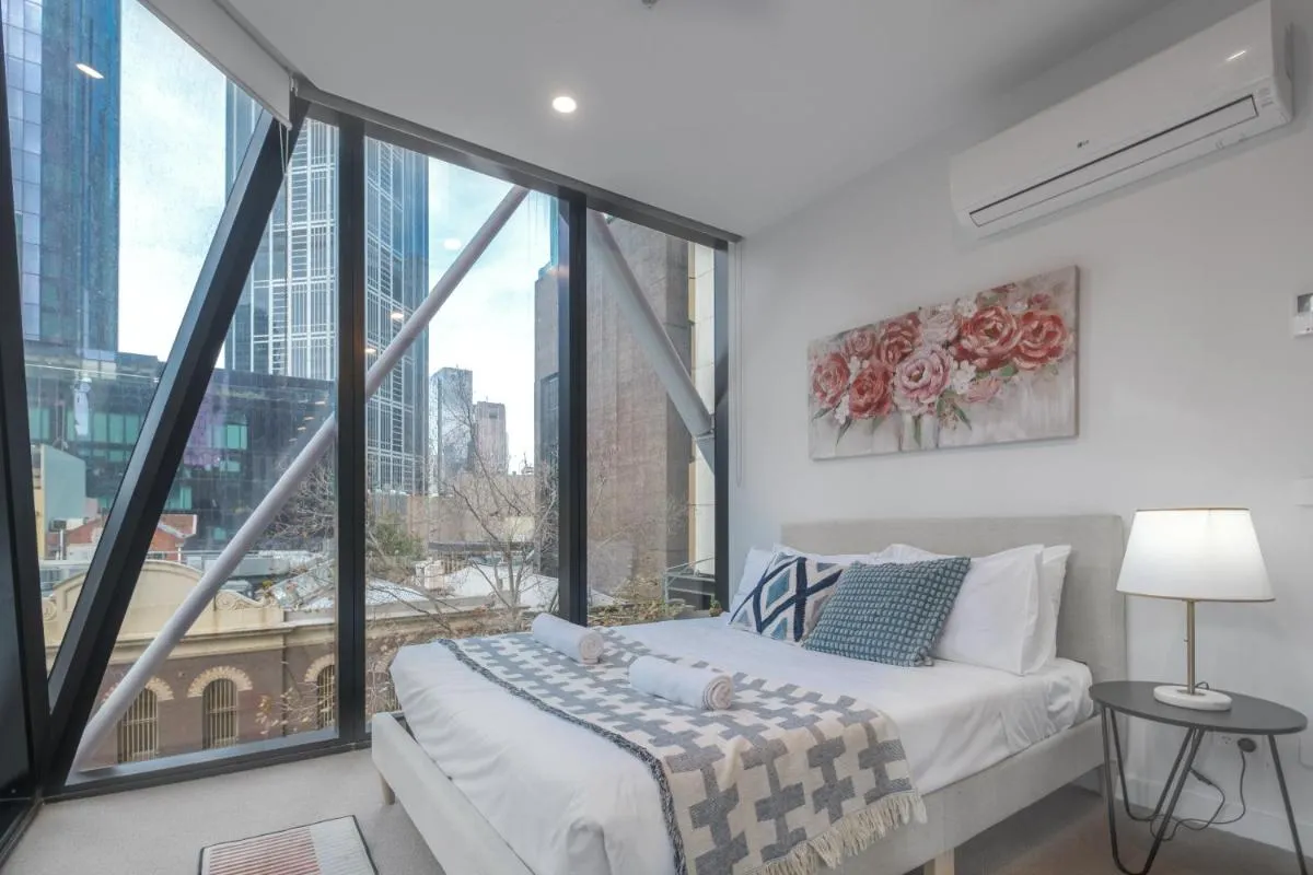 Melbourne Cbd 2br Apt With Pool Gym — 2