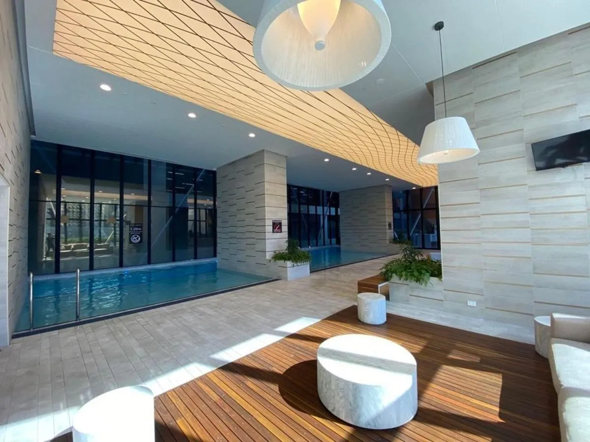 Melbourne Cbd 2br Apt With Pool Gym — 4