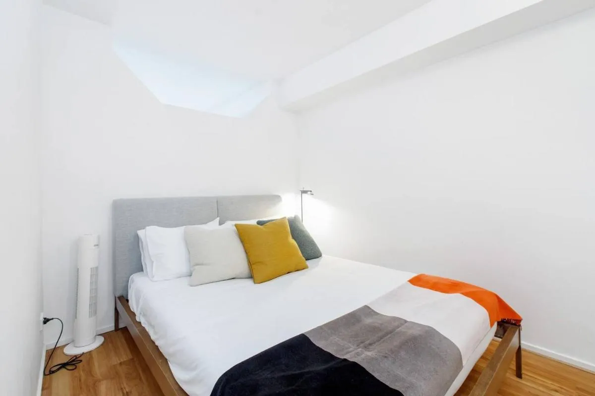 ‘Melbourne Chic on Russell’ Cosy City Living — 2