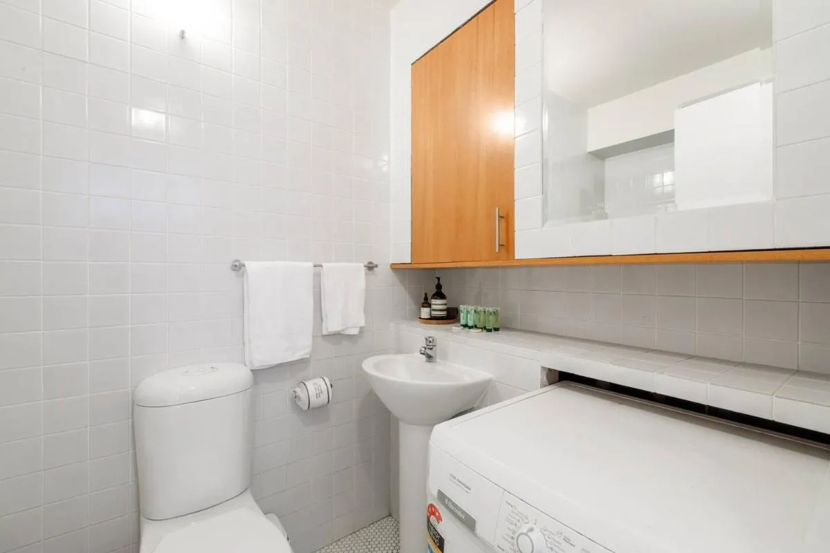 ‘Melbourne Chic on Russell’ Cosy City Living — 3