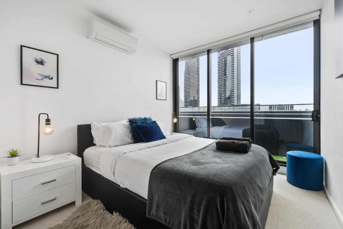 Melbourne Docklands Riverside Views — 2
