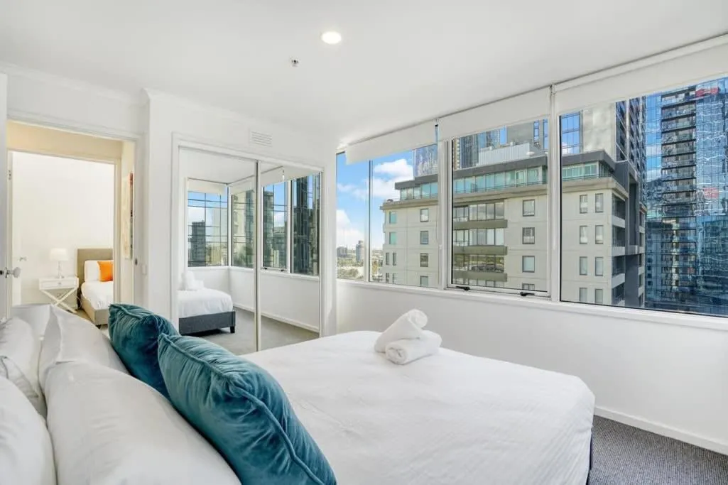 Millennial Southbank Condo Lifestyle w parking — 2