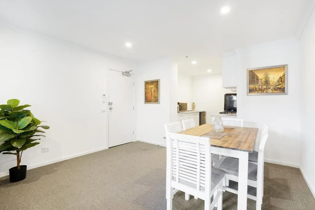 Millennial Southbank Condo Lifestyle w parking — 5