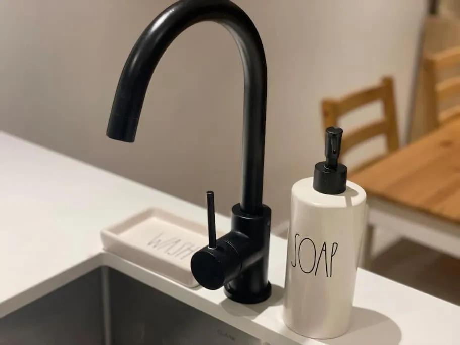 Modern 1BD ; Pool, Gym, Secure Underground Carpark — 3