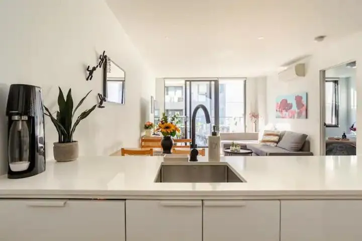 Modern 1BD ; Pool, Gym, Secure Underground Carpark — 5