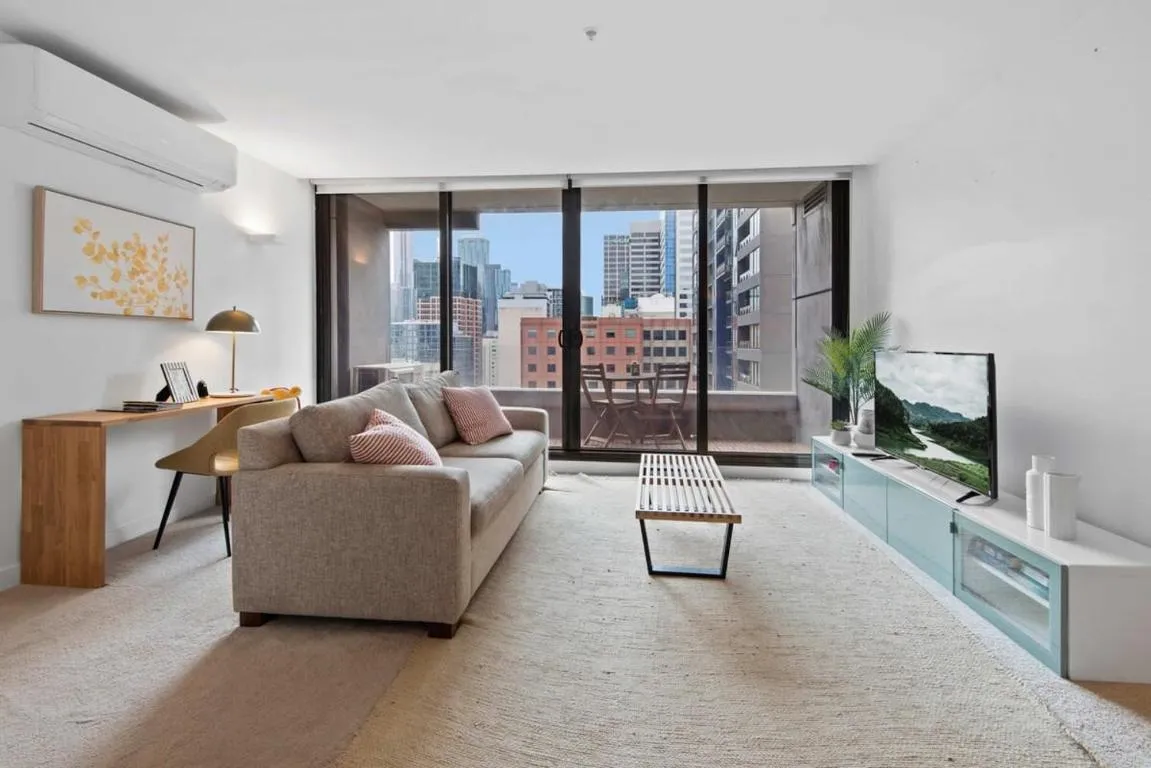 Modern 1-Bed City Apartment with Pool and Gym