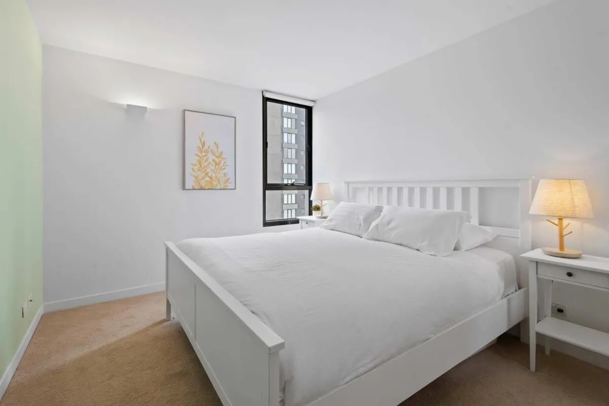 Modern 1-Bed City Apartment with Pool and Gym — 2
