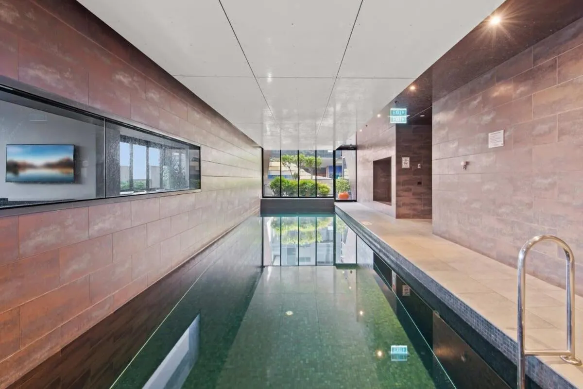 Modern 1-Bed City Apartment with Pool and Gym — 4
