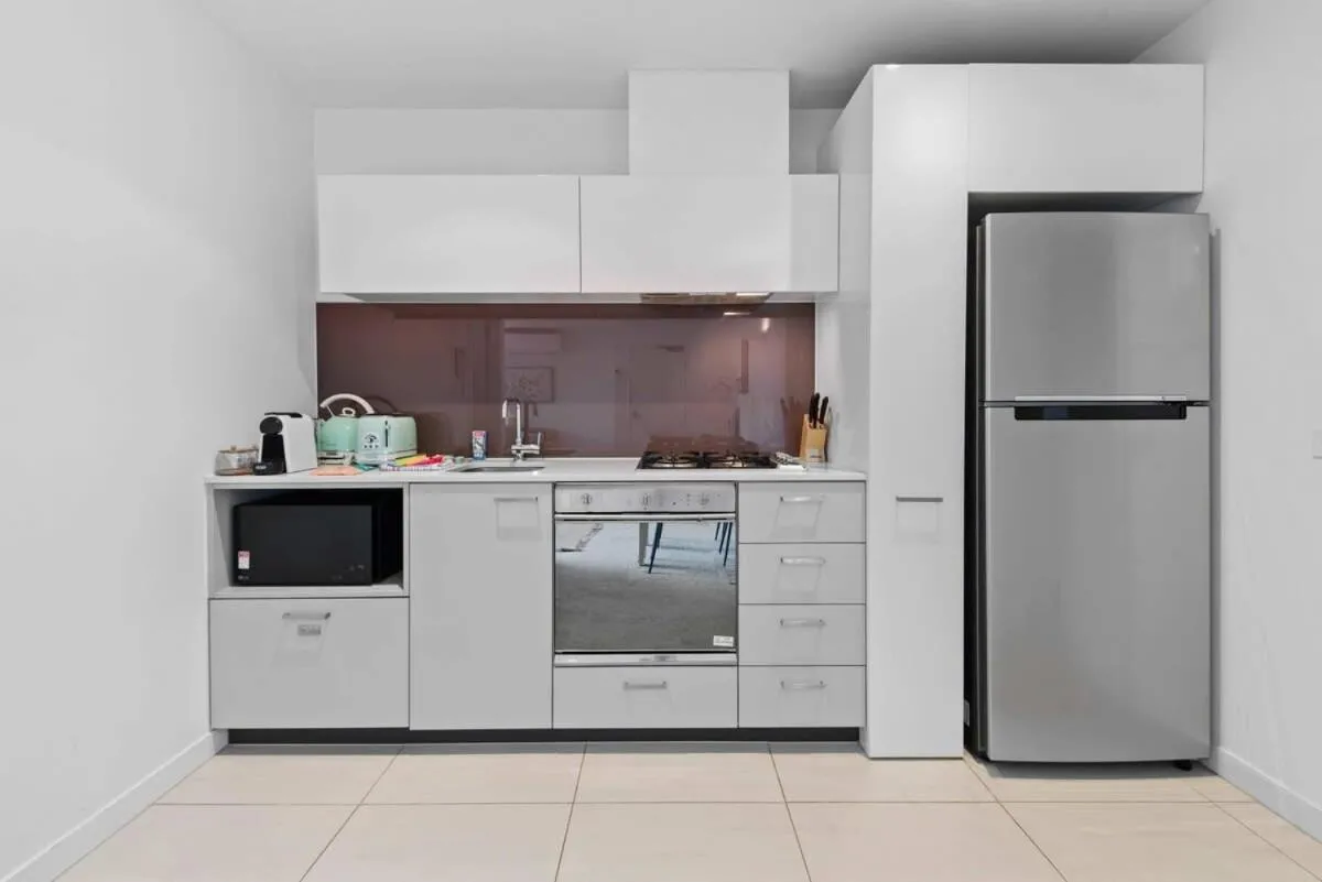 Modern 1-Bed City Apartment with Pool and Gym — 5