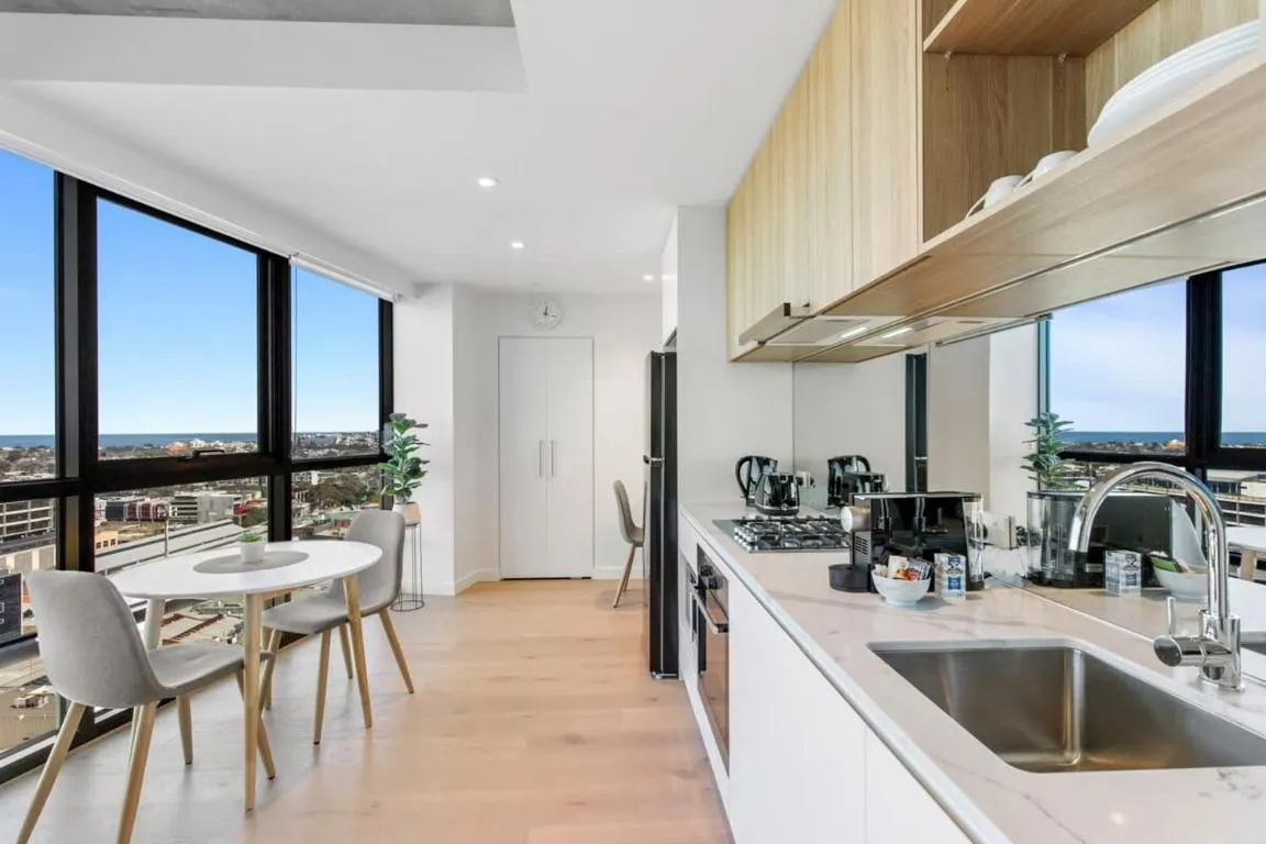 Modern 1-Bed with Pool Gym & Stunning Views