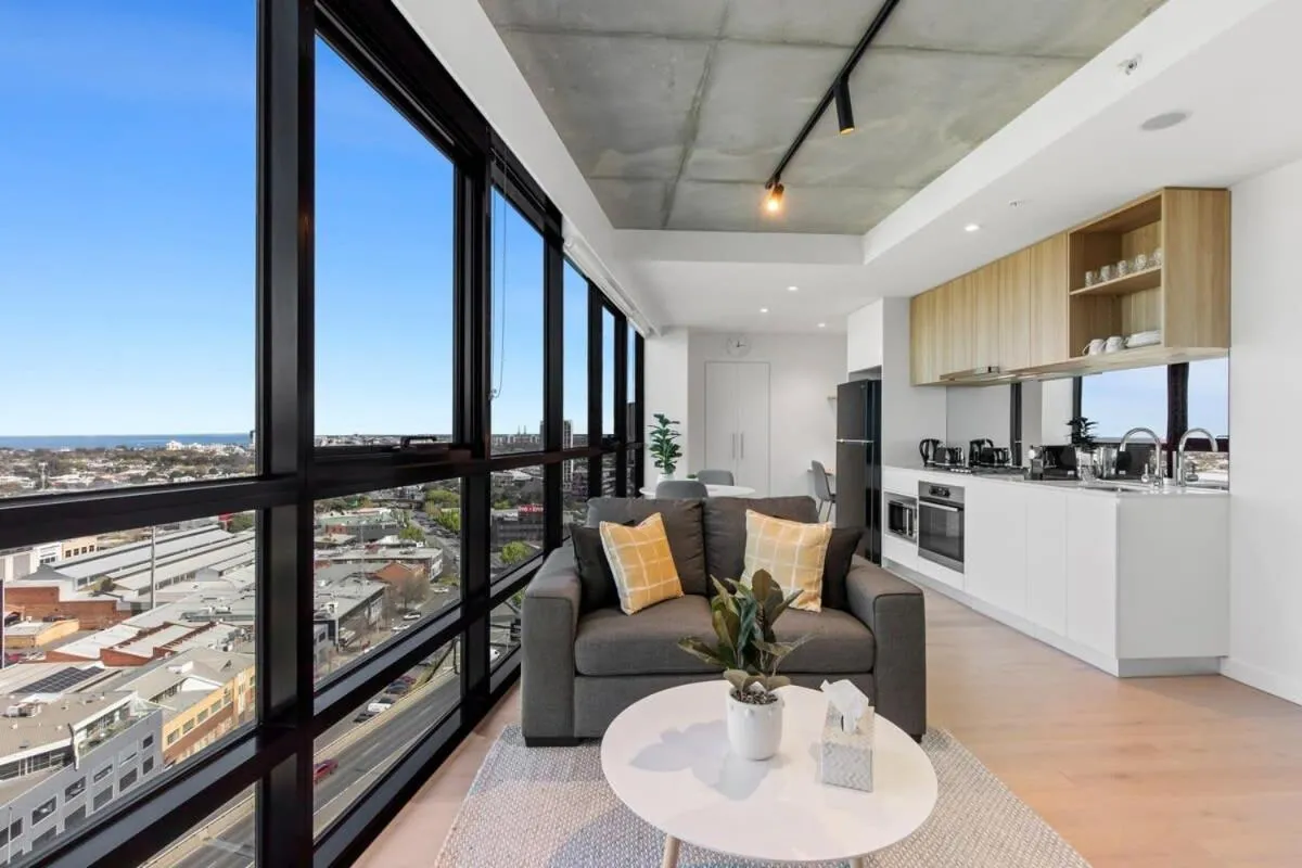 Modern 1-Bed with Pool Gym & Stunning Views — 5