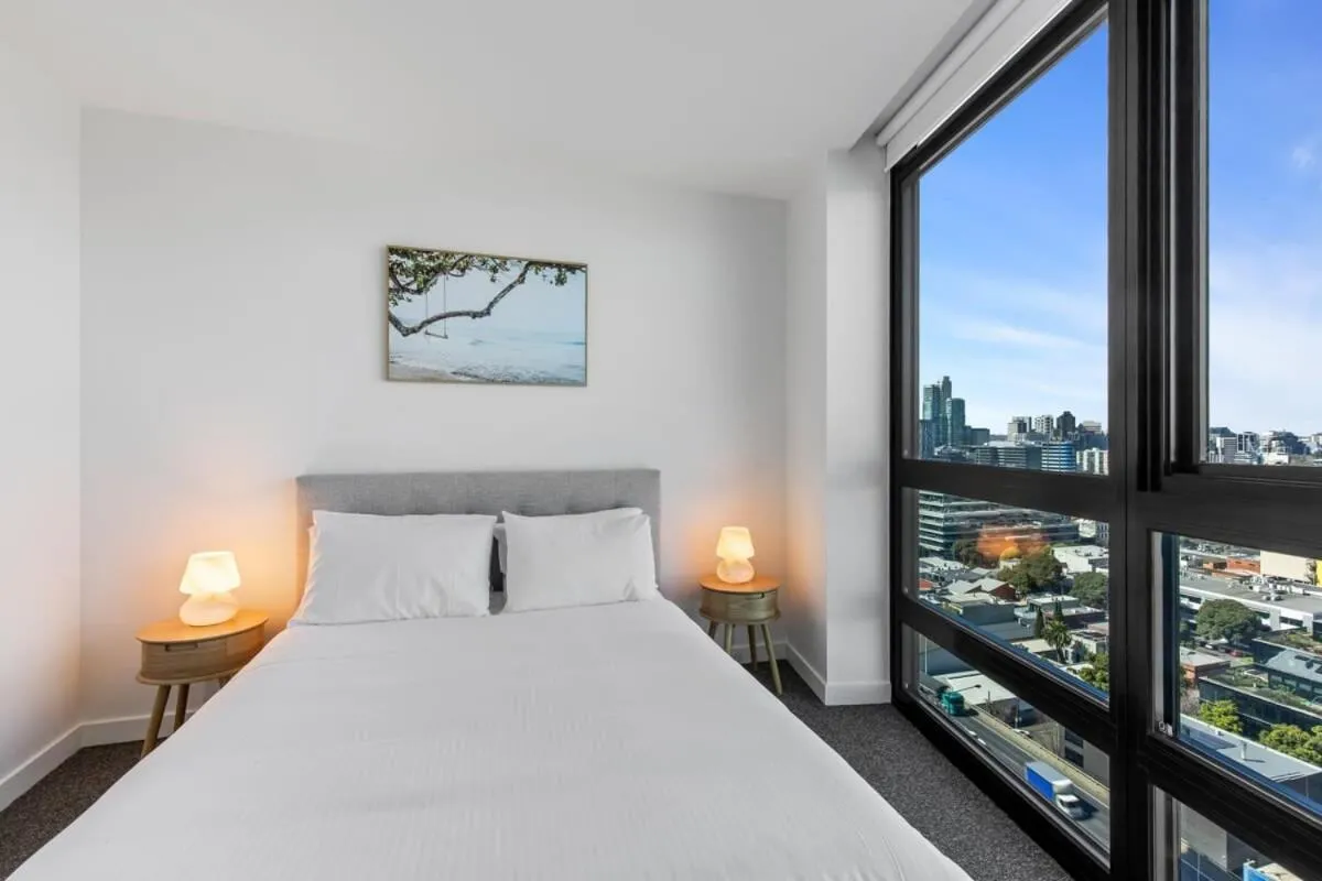 Modern 1-Bed with Pool Gym & Stunning Views — 2