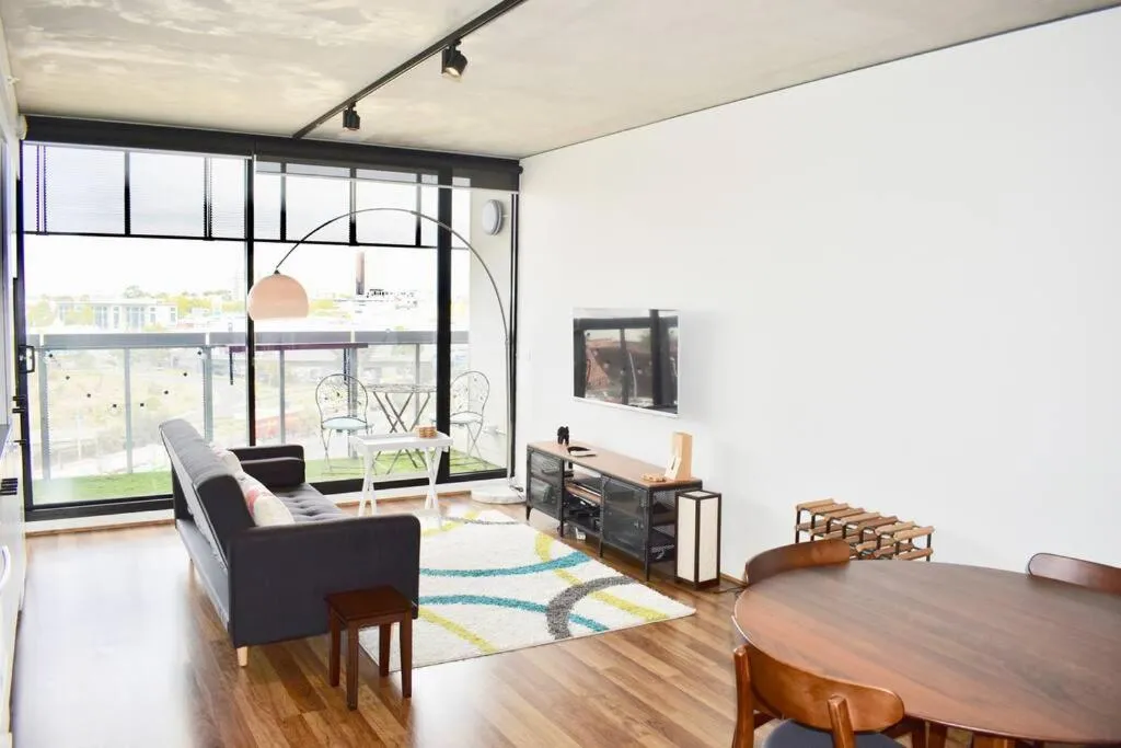 Modern 2BD w City Views, Pool, Gym and Rooftop
