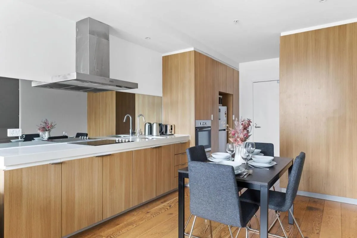Modern 2BR Apt Next to Southern Cross FREE Parking — 5