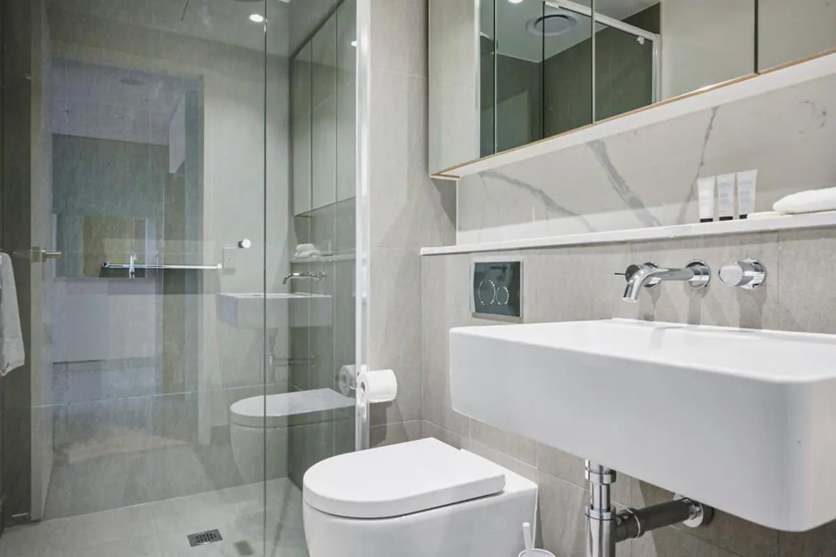 Modern 2-Bedroom City Gem with Sea Views — 3