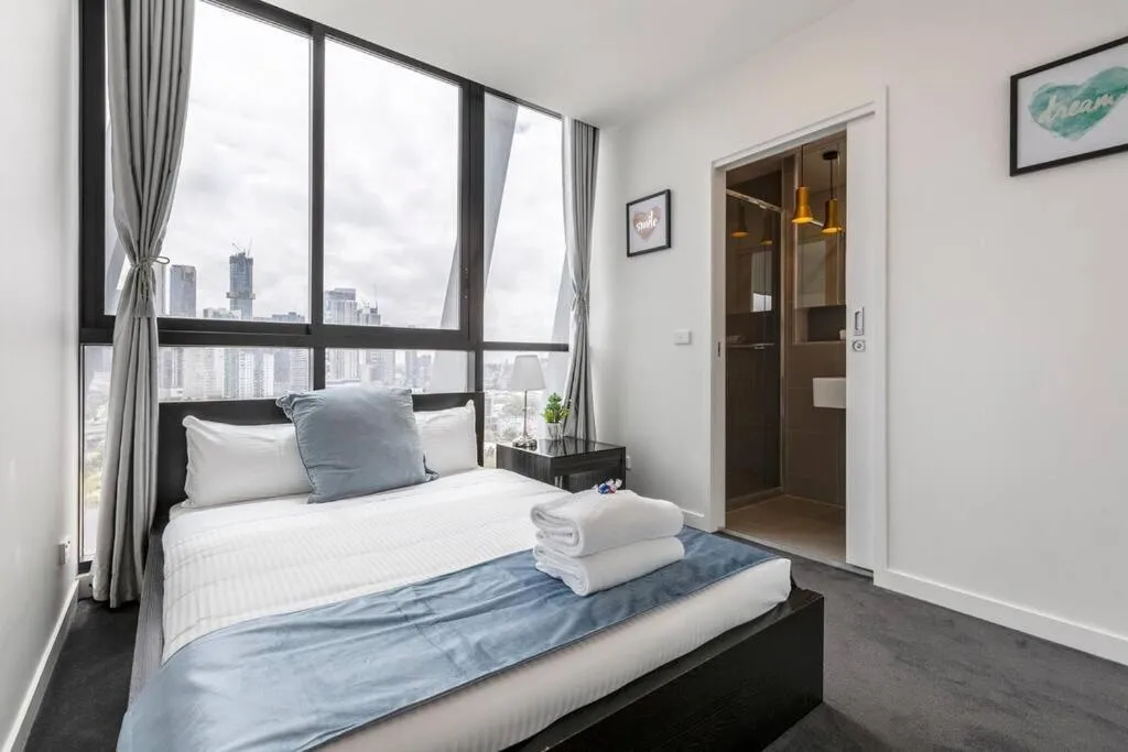 Modern 2 Beds Apartment with Amazing City View — 2