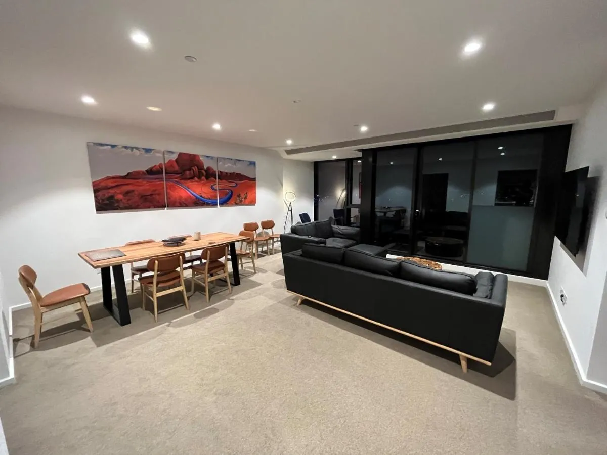 Modern 3 Bedroom Apartment with Amazing Views — 2