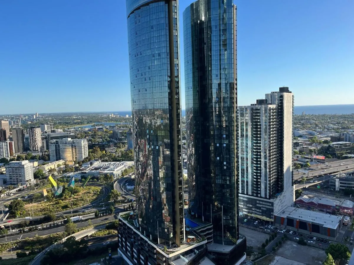 Modern 3 Bedroom Apartment with Amazing Views — 3