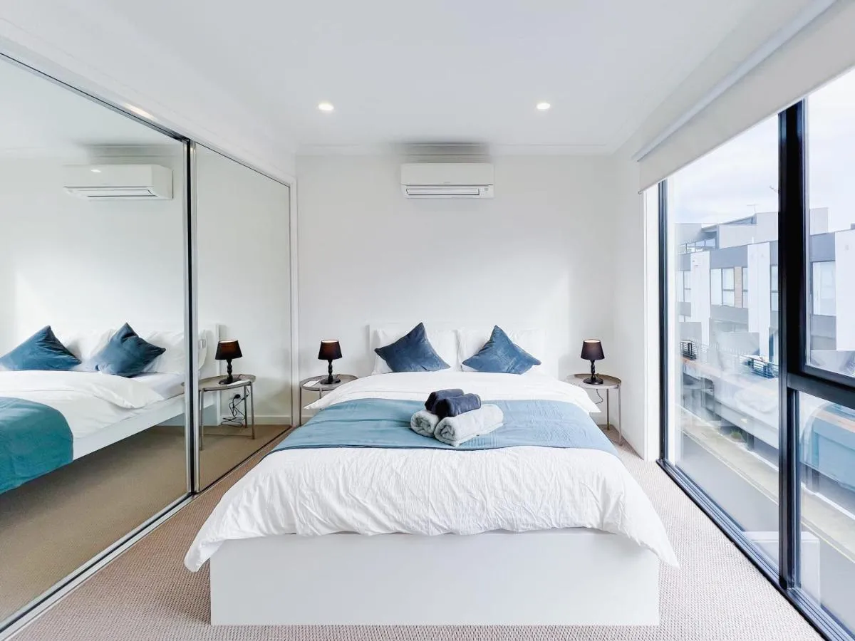 Modern 3-level Townhouse FreeParking — 2