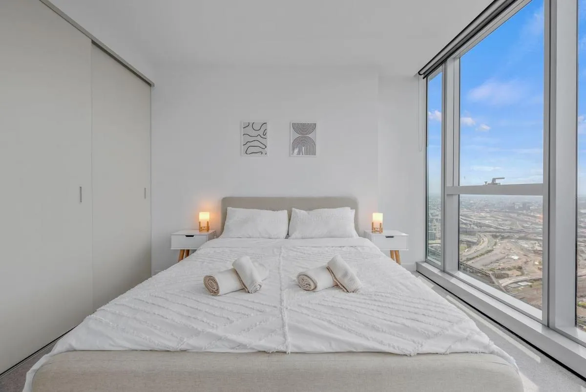 NEW Top Floor L70 CBD Luxury Apt — 2
