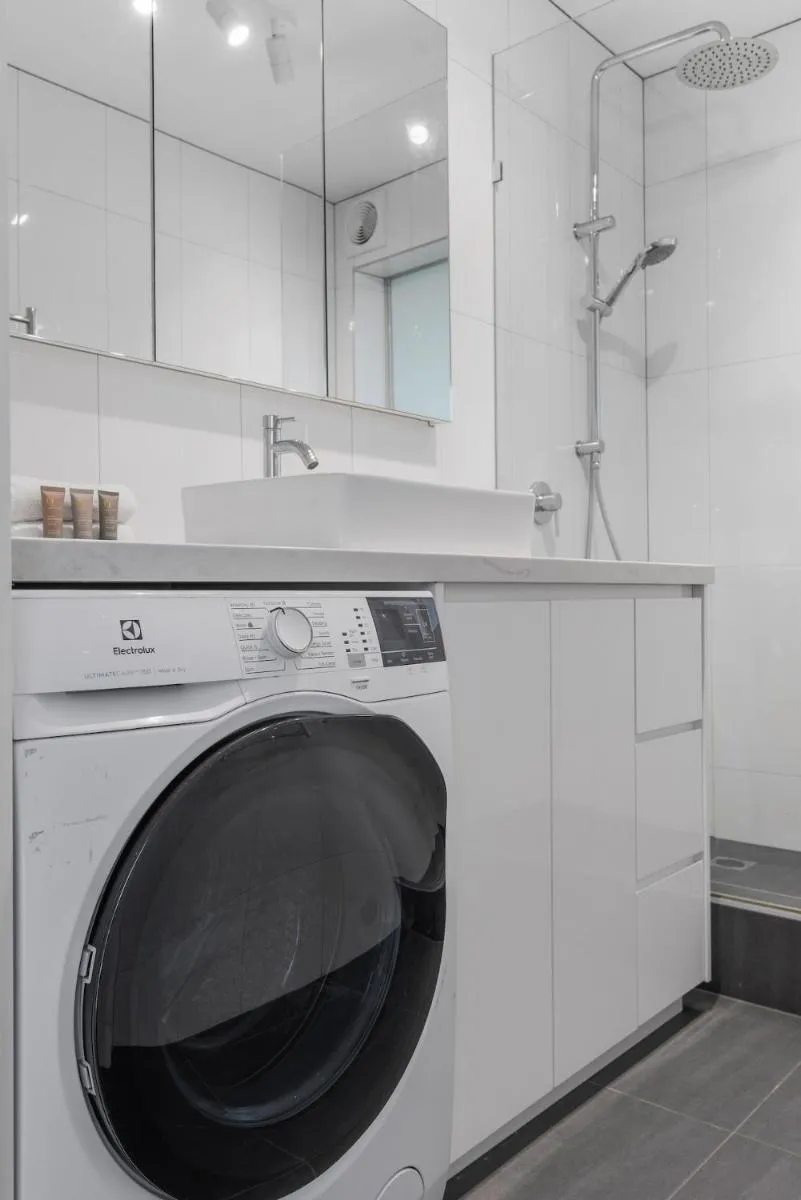 Newly Renovated South Yarra 2BR Apt with parking — 4