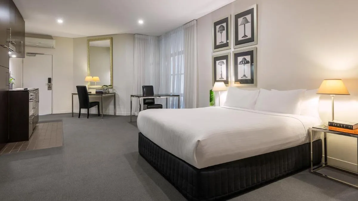 Oaks Melbourne on Collins Suites — 4