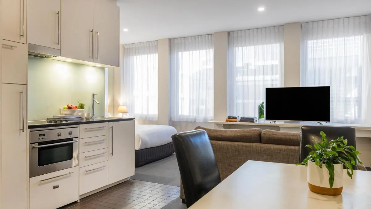 Oaks Melbourne on Collins Suites — 3