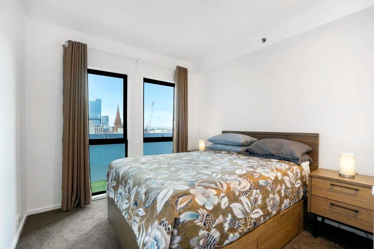 Panoramic View CBD 1 Bed Apt +OFFICE (Collins) — 2