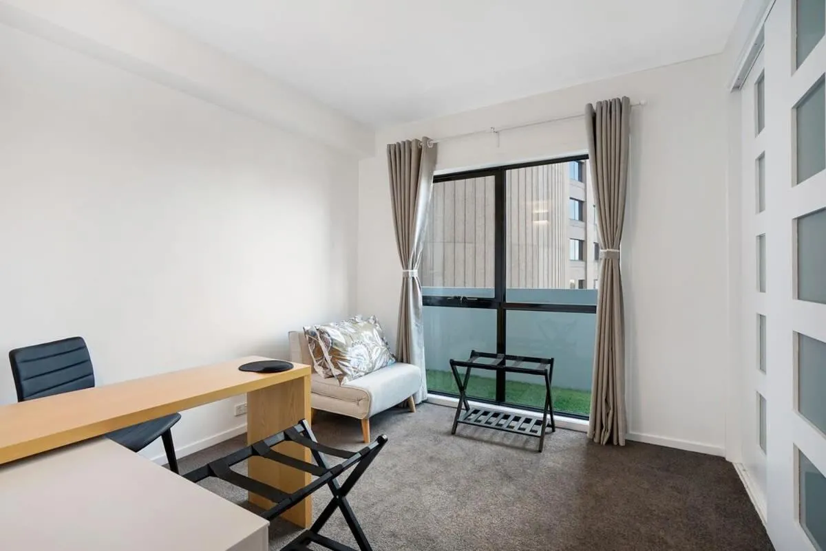 Panoramic View CBD 1 Bed Apt +OFFICE (Collins) — 4