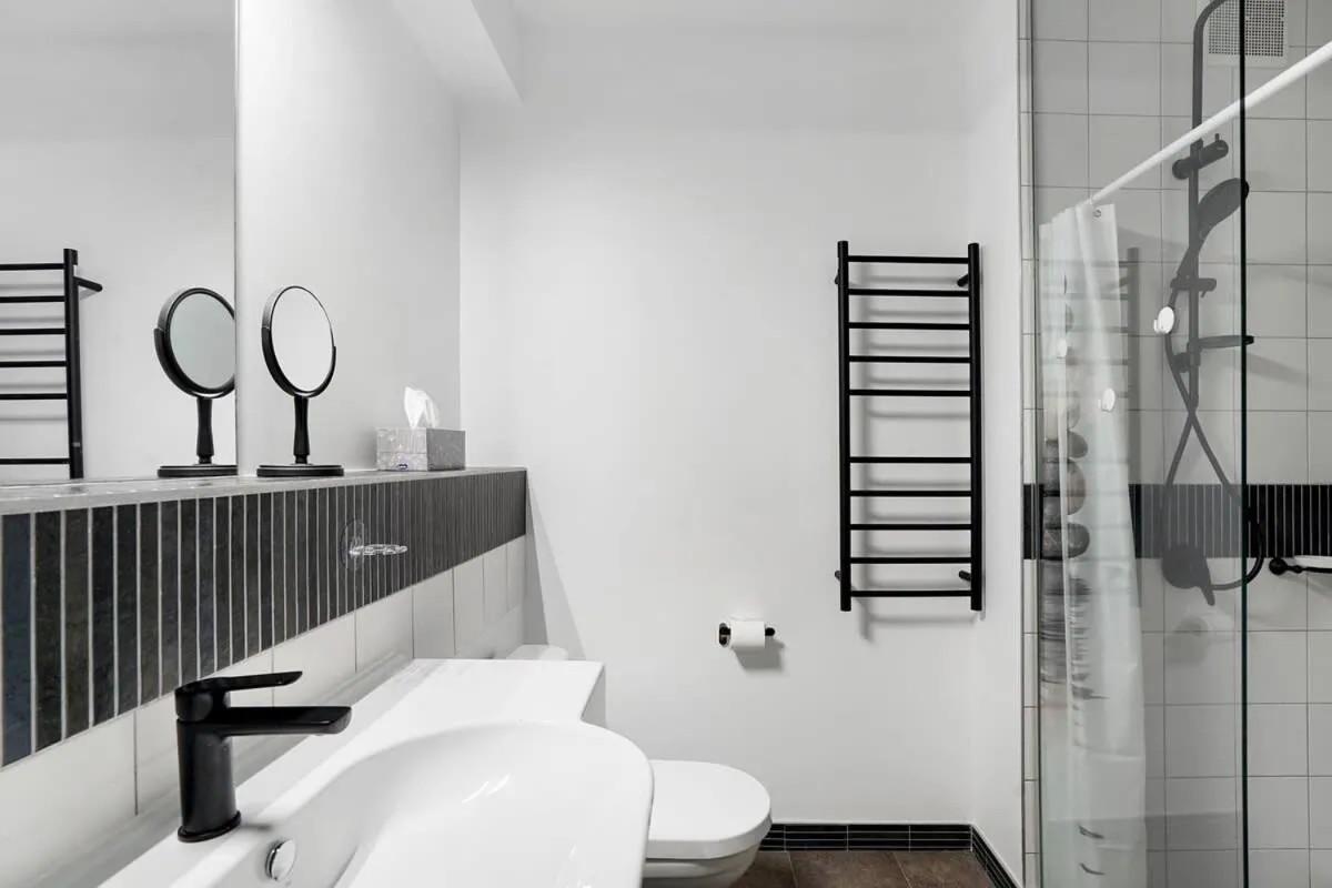 Panoramic View CBD 1 Bed Apt +OFFICE (Collins) — 3