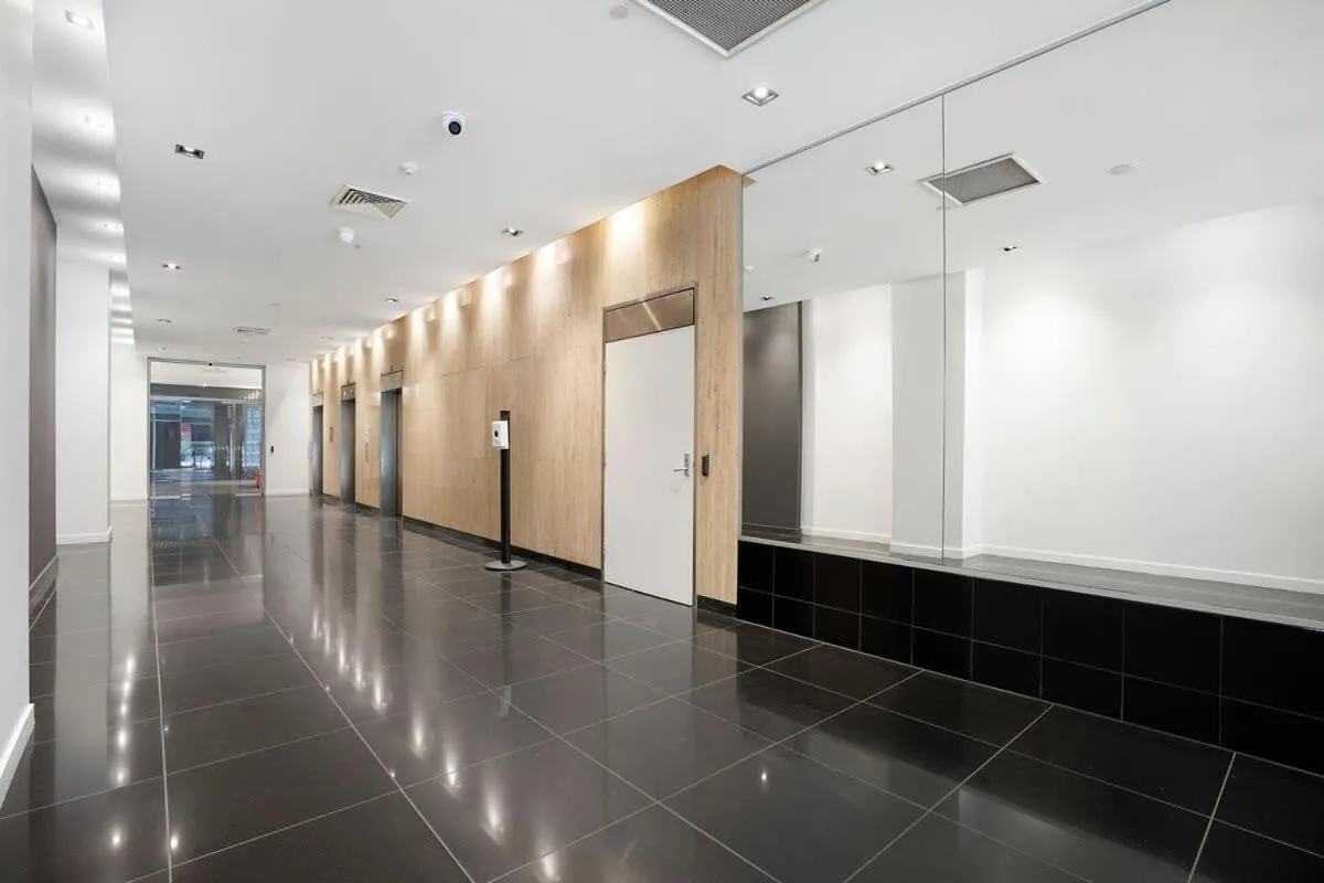 Panoramic View CBD 1 Bed Apt +OFFICE (Collins) — 5