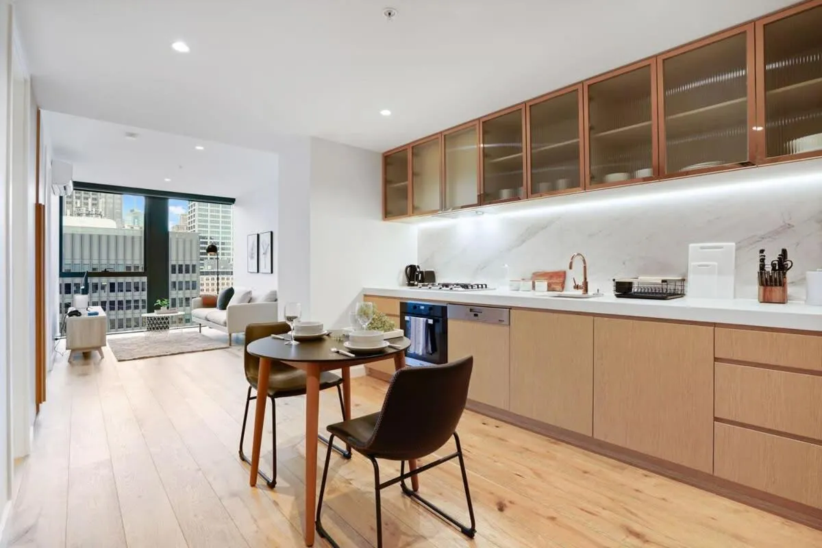 Premium CBD Location 19th floor Collins House Apt — 4