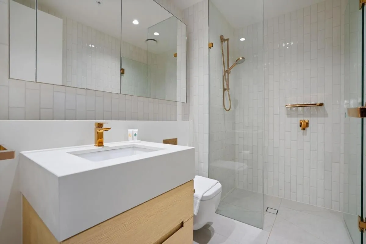 Premium CBD Location 19th floor Collins House Apt — 3