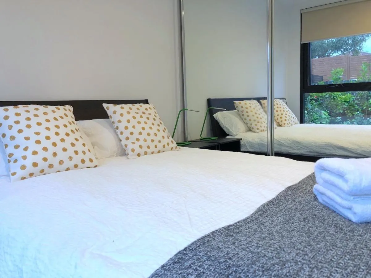 Pride Bentleigh Apartment with Private Garden — 2