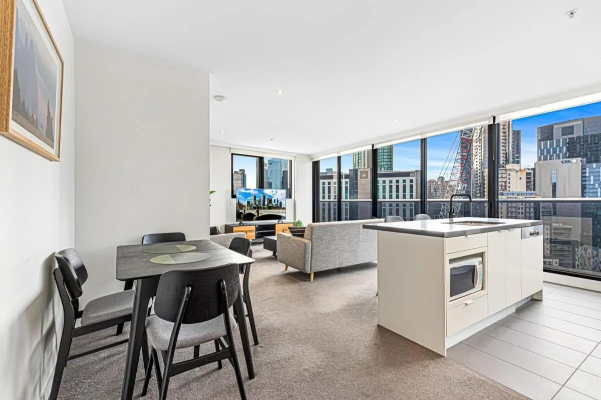 Pristine 2-Bed Unit With Beautiful City Landscape — 4