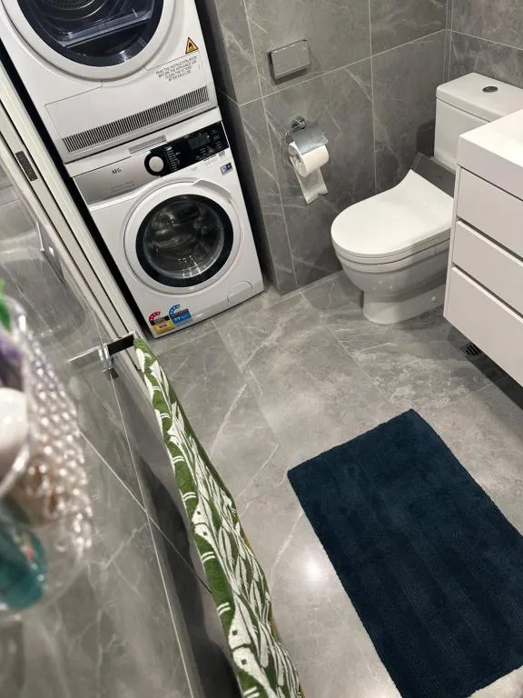 Private 1 Bed Accom with Bathroom in a 3 Bed Apartment – Melb CBD, Regency Towers – Free Parking, WiFi and Pool
