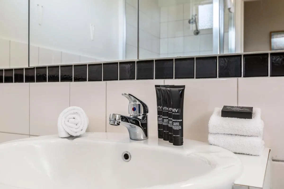 Quaint & homey Ripponlea flat — 3