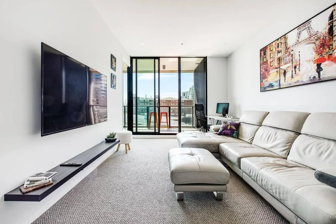 Queens Corner – Lakeside Serenity at Albert Park