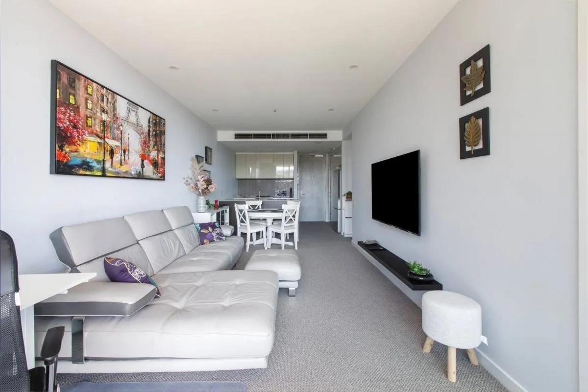 Queens Corner – Lakeside Serenity at Albert Park — 5