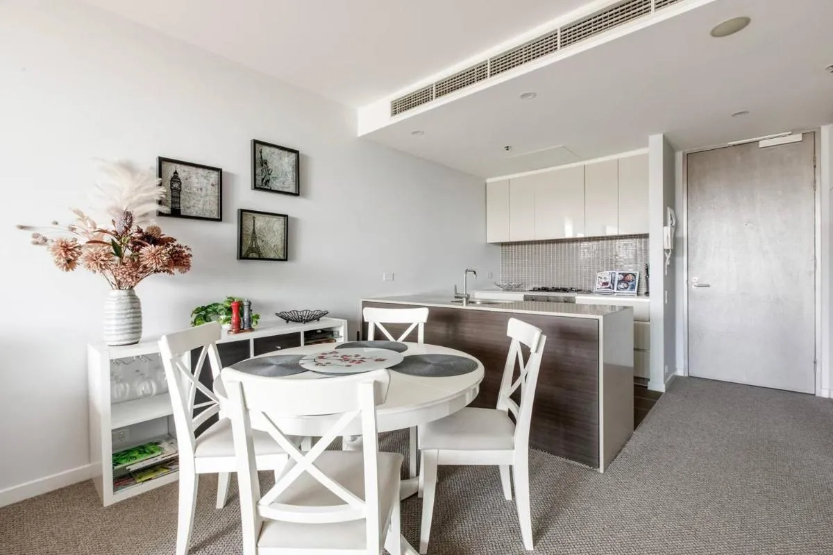 Queens Corner – Lakeside Serenity at Albert Park — 4